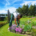 L'horticulteur travaillant dans un magnifique jardin.