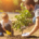 Un enfant et son père plantant un arbre ensemble